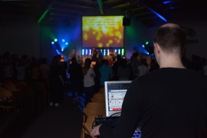 Beleuchtung Jugendtreffen mit Livemusik durch Andreas Gleich aus Hannover, mit LED-Scheinwerfern und Lichtsteuerung