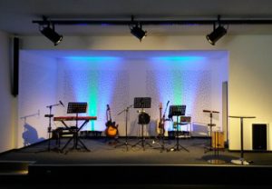 Mehr über den Artikel erfahren Kleine Bühne komplett mit LED Scheinwerfern