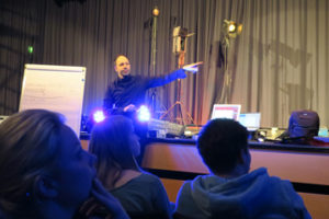 Mehr über den Artikel erfahren Lichttechnikseminar in einer Schule